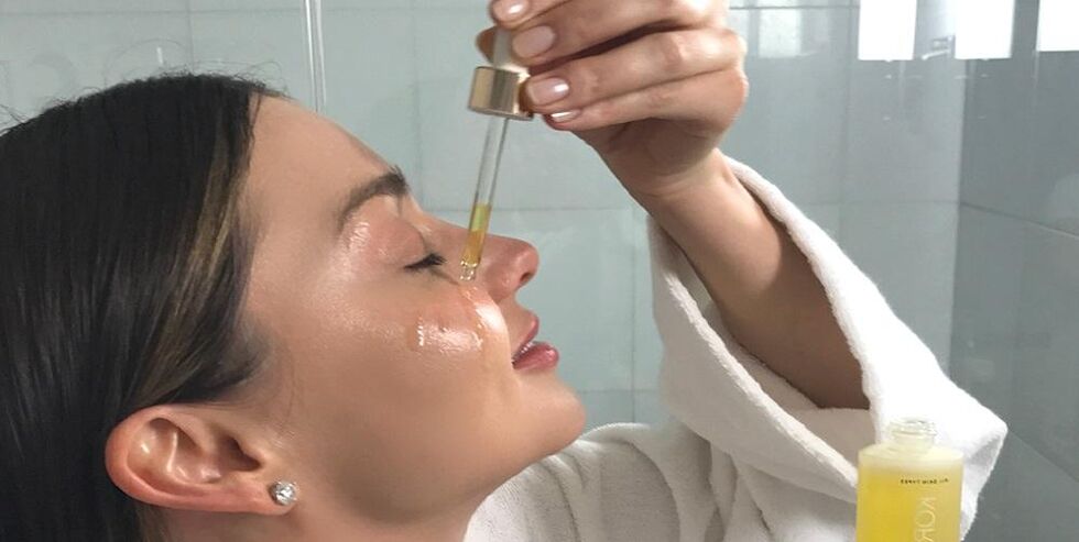 Using oils to rejuvenate the face