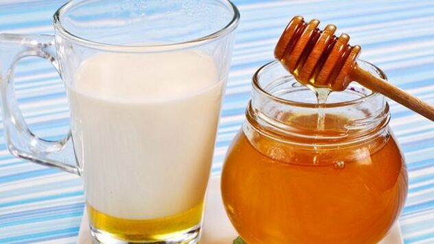 Kefir with honey to rejuvenate the skin of the hands